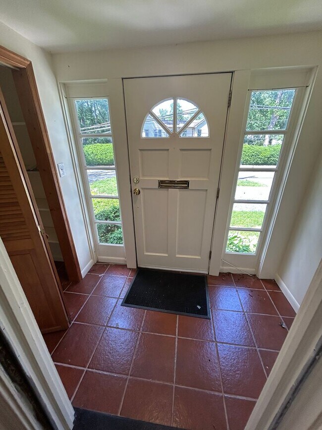 Building Photo - Cute 2 bed + 2 Bath SF House with 1 car ga...