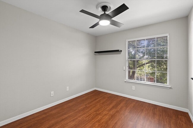 Building Photo - 1015 E Yager Ln