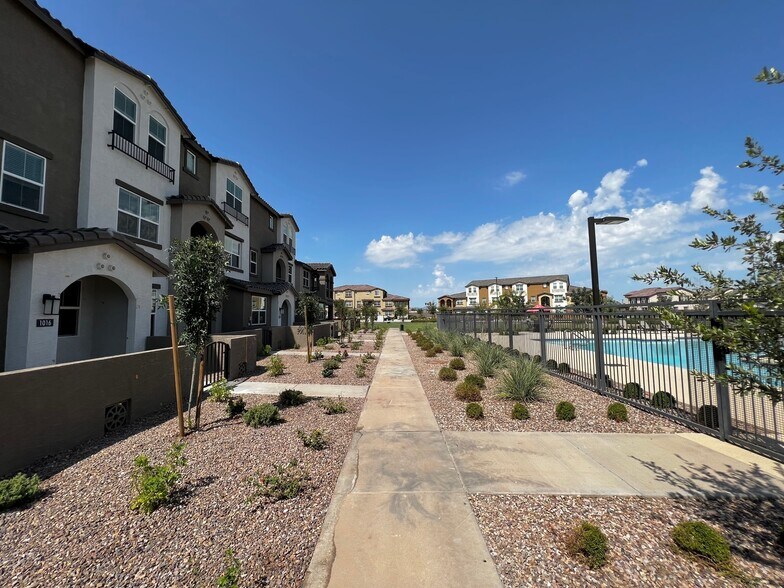 Building Photo - 1255 N Arizona Ave