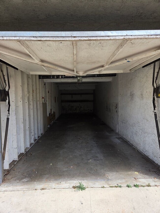 Building Photo - 16046 Wyandotte St