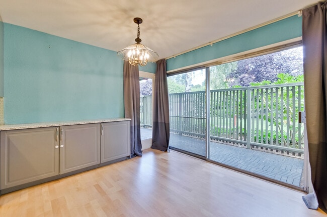 Building Photo - 280 Easy St