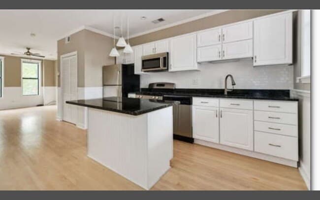 Building Photo - 1538 N Maplewood Ave