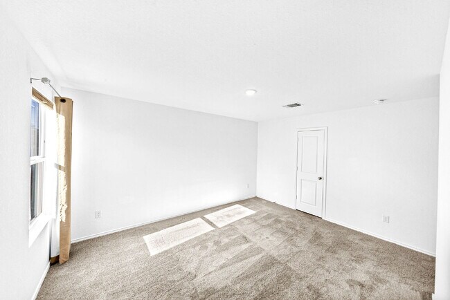 Building Photo - Charming 3-Bedroom Haven with 2 Full Baths