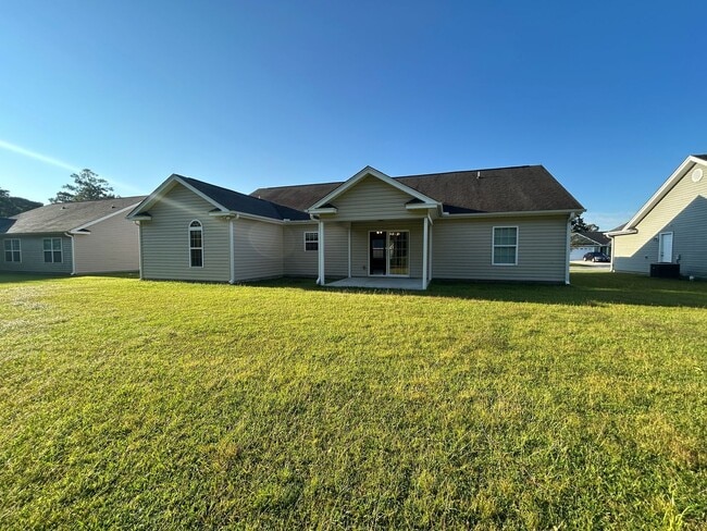 Building Photo - AVAILABLE NOW!! 4 Bedroom 2 Bathroom Home