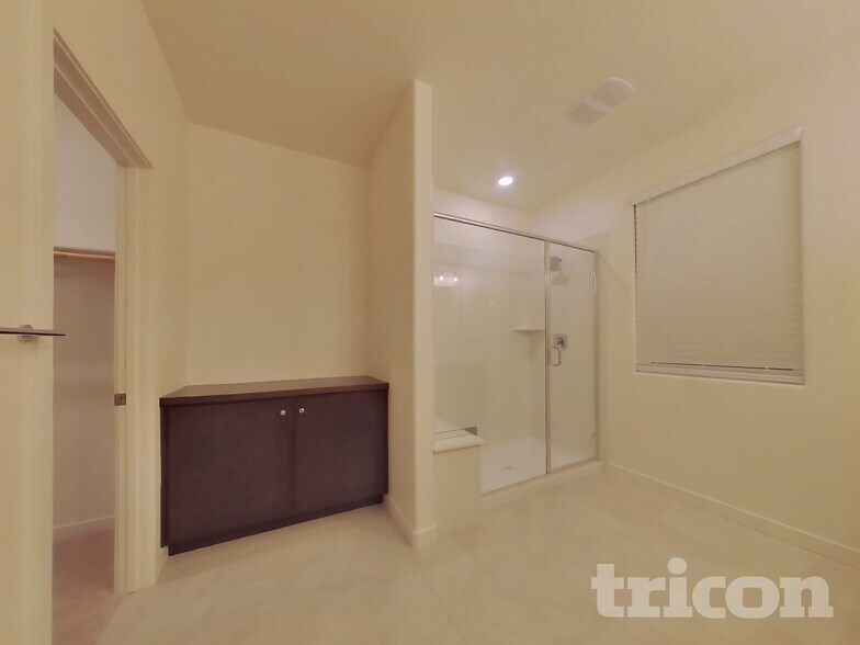 Building Photo - 2050 Delta Vw Ave