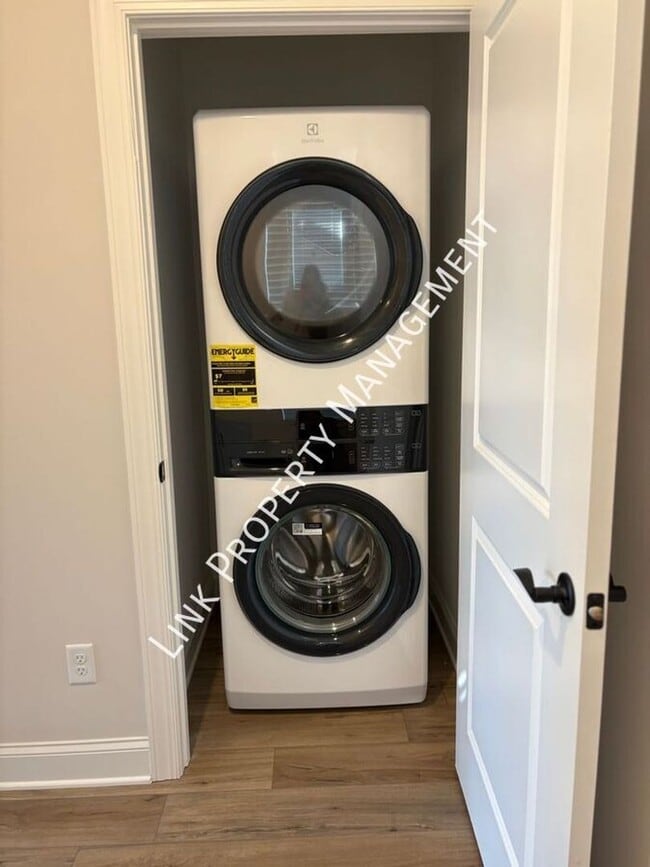 Building Photo - Brand New Townhome 3/3 Downtown near UTC a...
