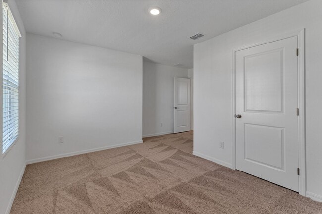 Building Photo - Like-New Ashton Woods Spacious 5BR 4BA, Prime Location Near I-4!