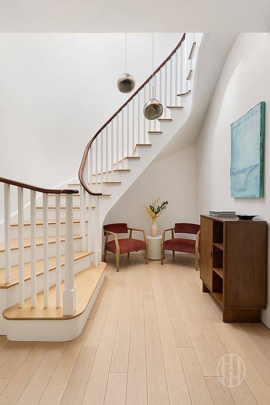 Building Photo - 164 W 74th St