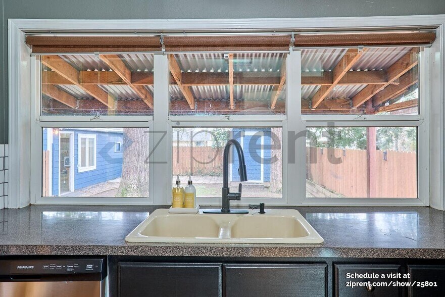 Building Photo - 2418 SE 141st Ave