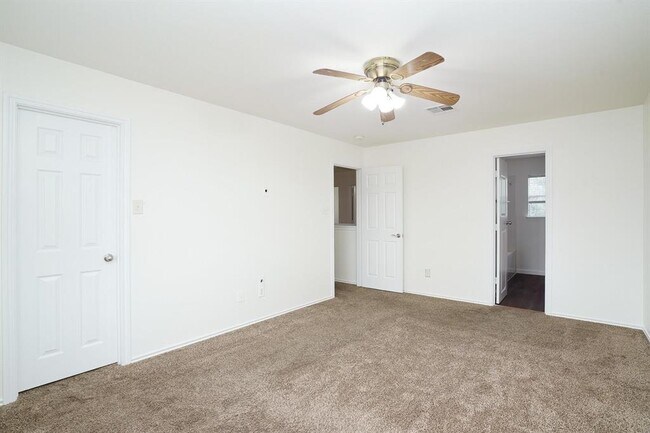 Building Photo - 140 Opal Lake Dr