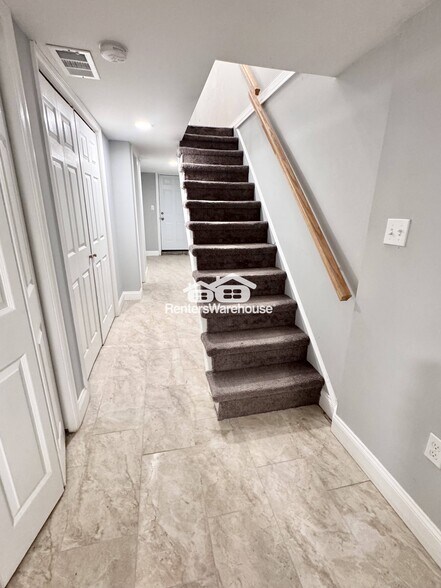 Building Photo - 627 S Curley St