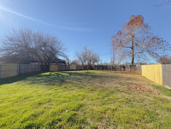 Building Photo - Updated 3-Bedroom, 2-Bathroom Duplex with a Spacious Fenced Backyard!