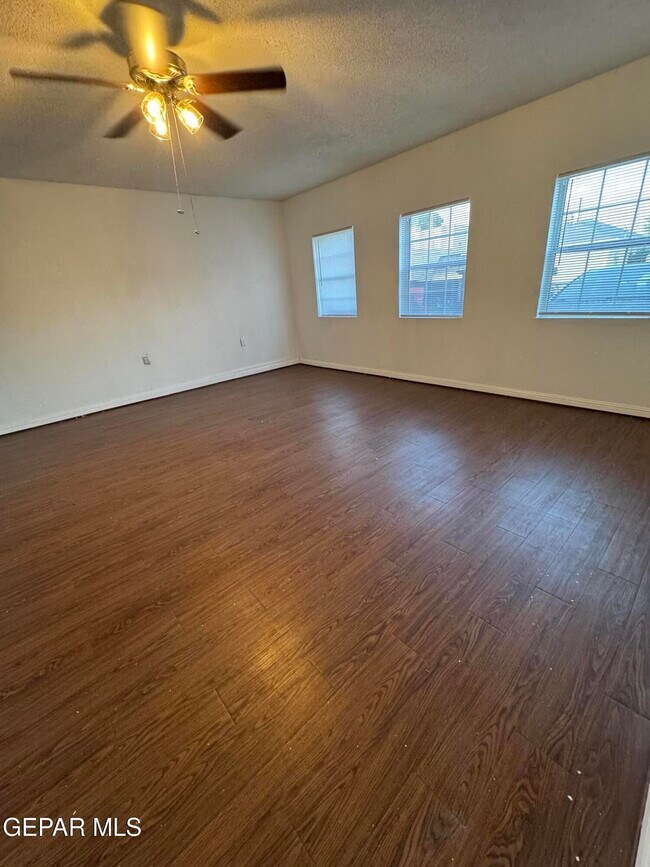 Building Photo - 3033 Tierra Humeda Dr