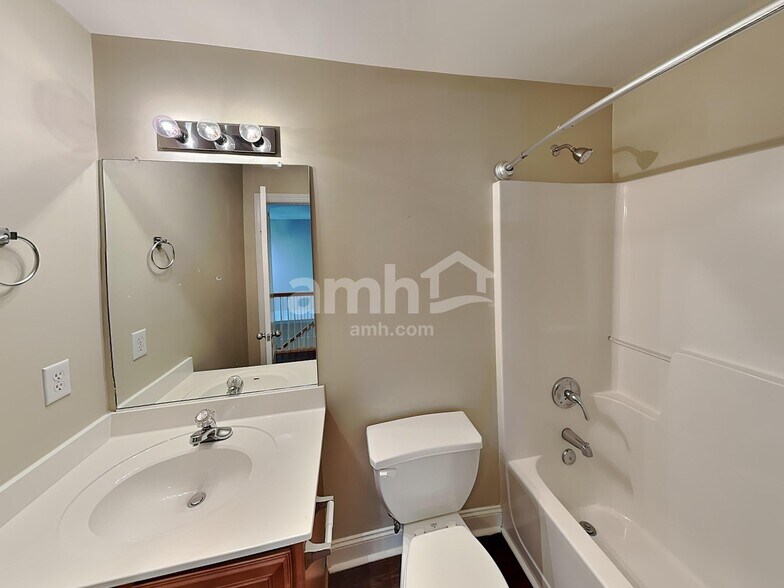 Building Photo - 4013 Lilac Ln