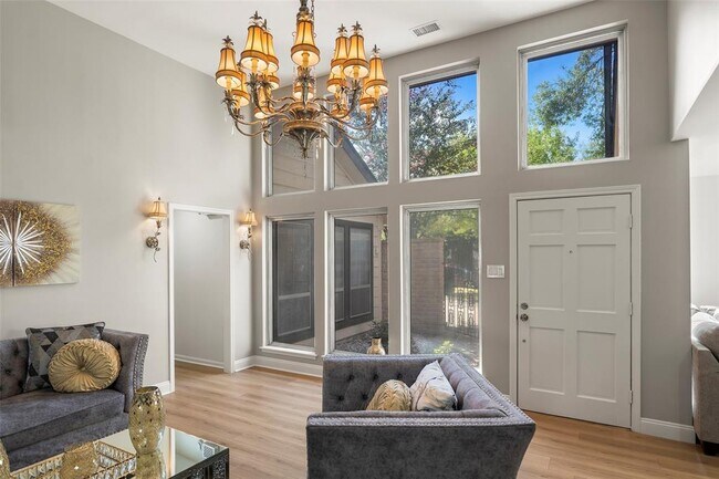 Building Photo - 15134 Corona Del Mar Dr