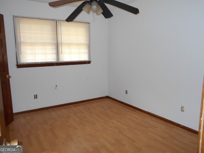 Building Photo - 551 Racetrack Rd