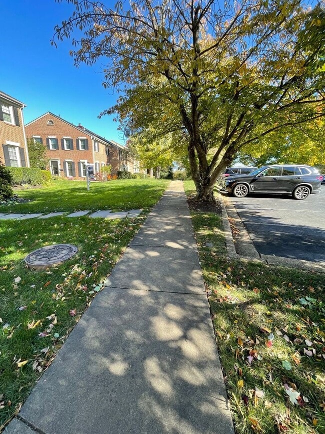 Building Photo - Beautiful 3 Bed 2/2 Bath Brick Townhome Wi...