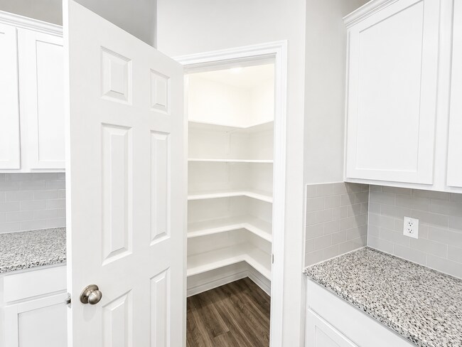 Building Photo - Available for Move-in June 10th!