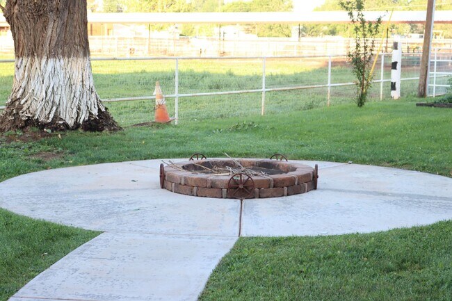 Building Photo - Gorgeous location, spectacular amenities, 3 bedroom furnished home for rent.