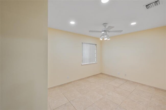 Building Photo - 4935 SW 32nd Ave