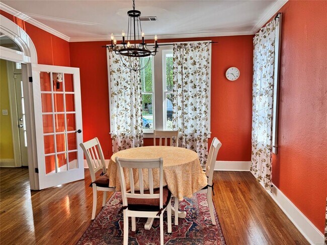 Building Photo - 2237 Winona Ave