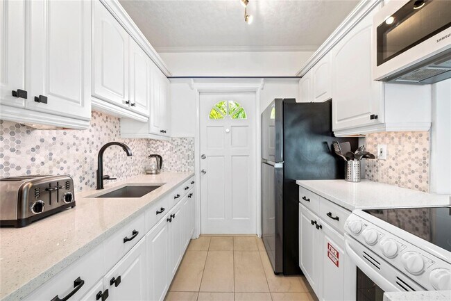 Building Photo - 3015 Seville St