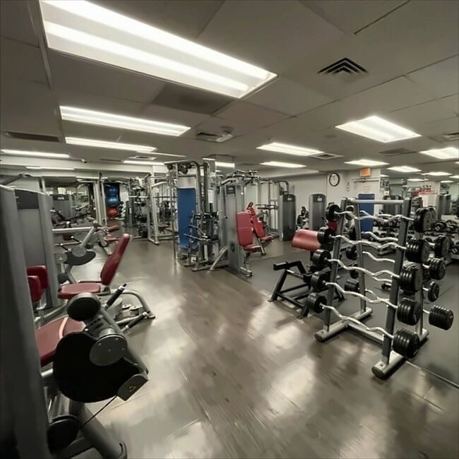 Building Photo - 77 Pond Ave