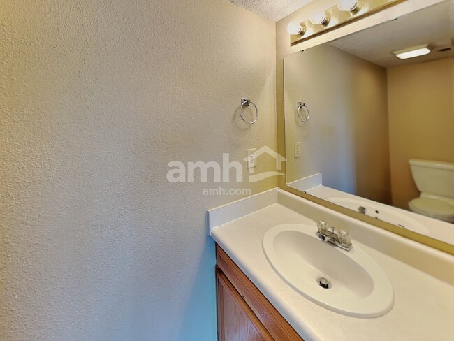 Building Photo - 743 Millbrook Dr