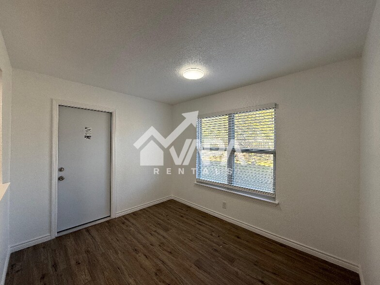 Building Photo - 6115 Lake Kemp St