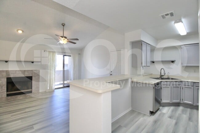 Building Photo - 533 W Guadalupe Rd