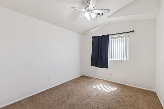 Building Photo - Spacious 2 Story 4 Bedroom 2.5 Bath Home L...