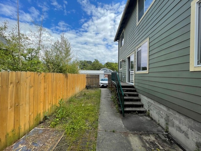 Building Photo - Great 6 bed, 6 bath Duplex Unit in North Portland with Laundry, Patio