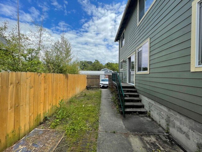Building Photo - RENT SPECIAL: Great 6 bed, 6 bath Duplex Unit in North Portland with Laundry, Patio