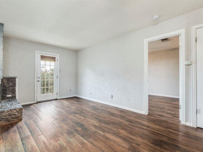 Building Photo - 516 S Park Dr