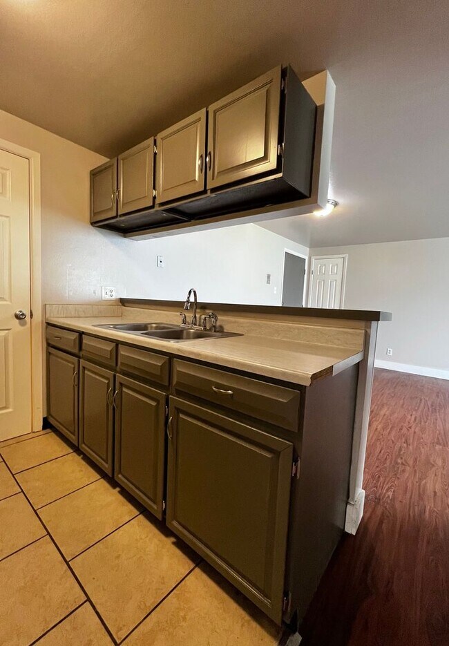 Building Photo - Robertson1001 (KC-JF-NB)