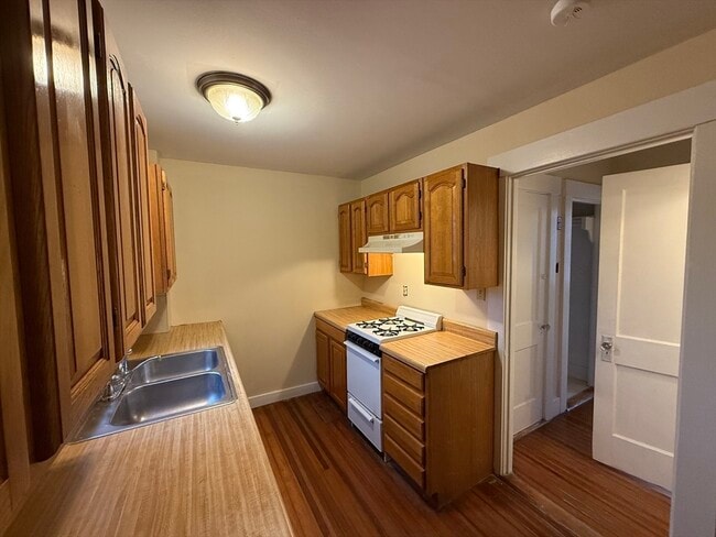 Building Photo - 37 Maple Ave