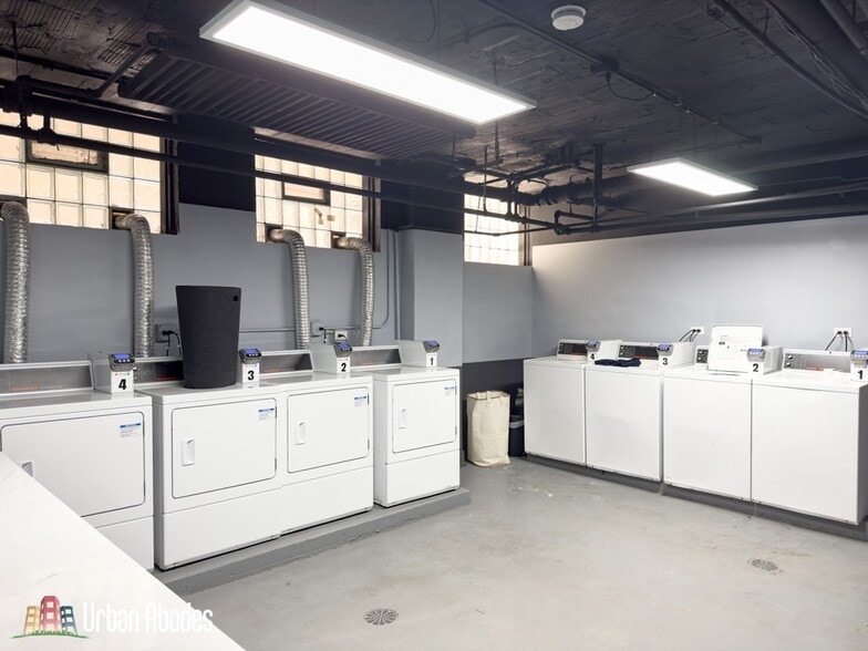 Building Photo - 501 W Belmont Ave