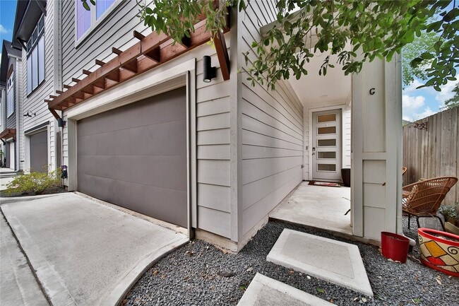 Building Photo - 814 Thornton Rd