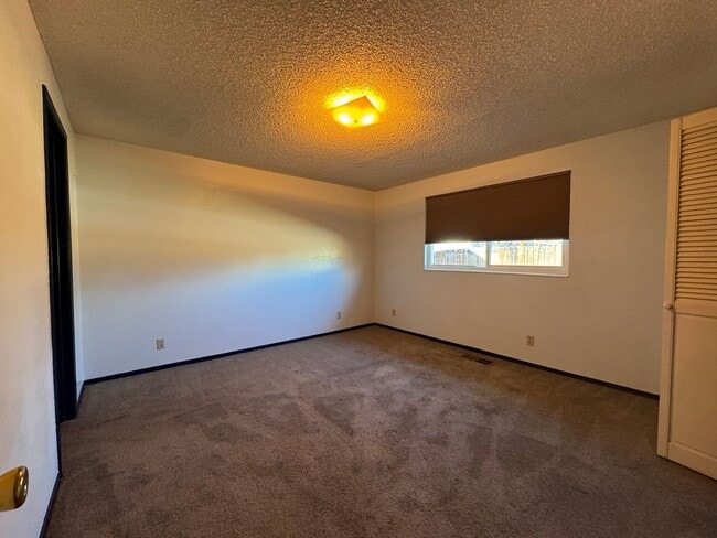 Building Photo - 3 Bed, 2 Bath Home Available NOW in Southeast Reno!