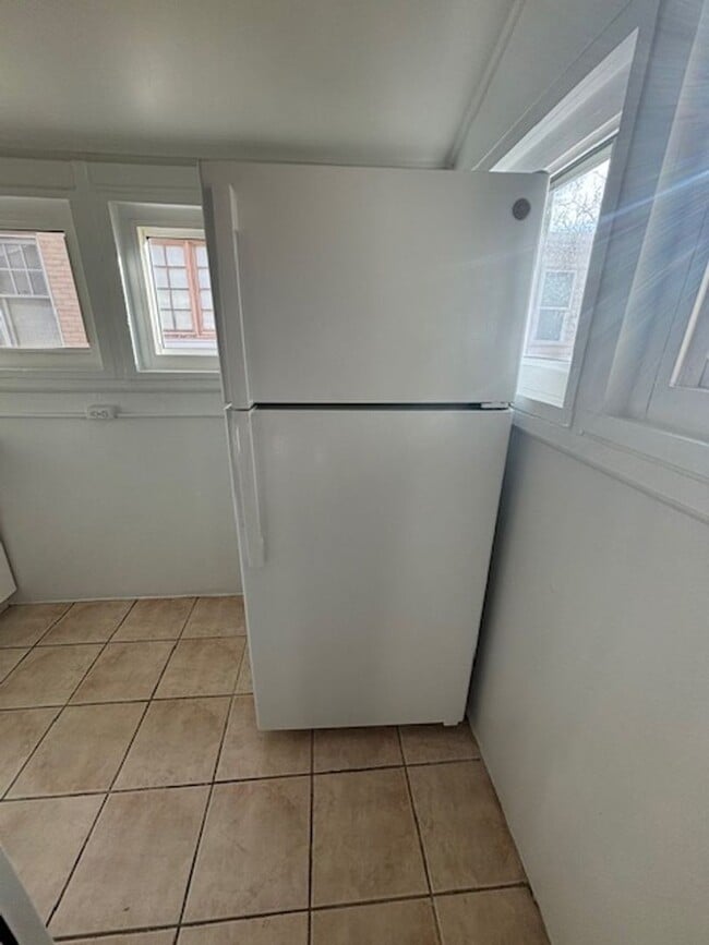 Building Photo - Beautiful Top-Floor 1Bd/1Ba Apartment with City Park Views