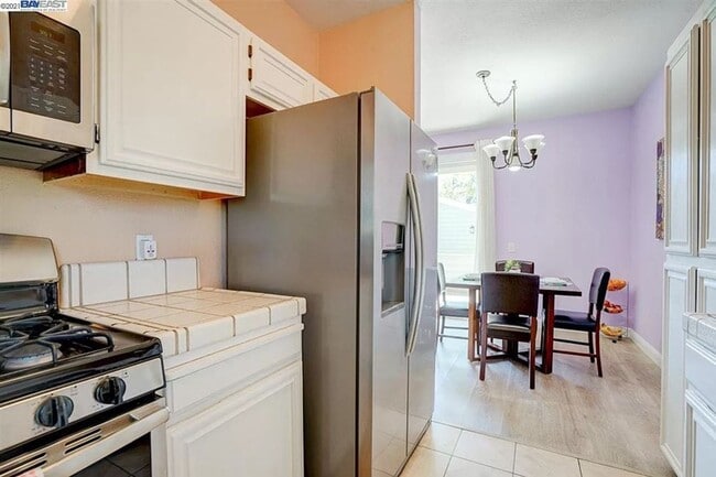 Building Photo - $2990 / 2 BR - GORGEOUS MEADOWBROOK CONDO ...