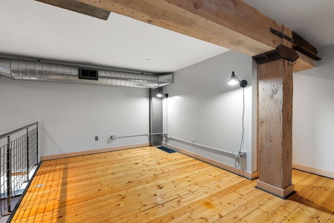 Building Photo - Gorgeous Fully Furnished Condo in Downtown...