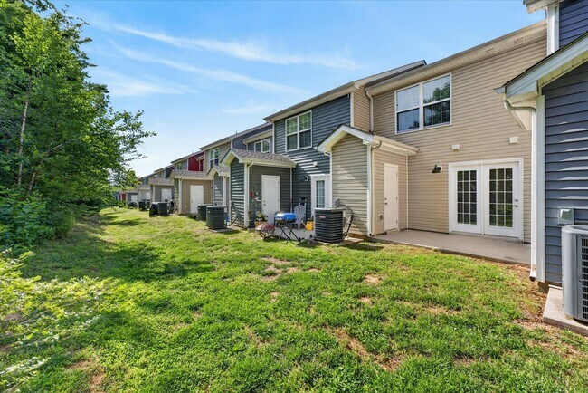 Building Photo - The Stowe Court Dog Friendly Condo for rent!