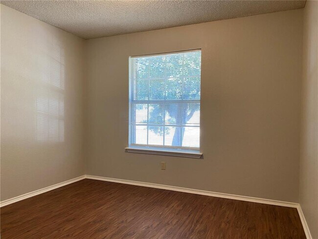 Building Photo - 1707 Timberwood Dr