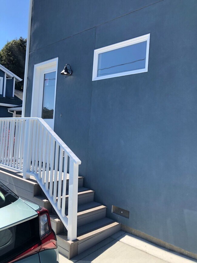 Building Photo - 463 La Paloma Rd