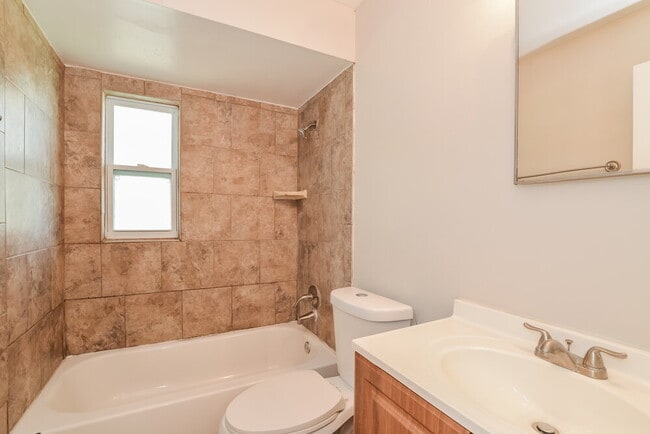 Building Photo - 206 Yale Dr