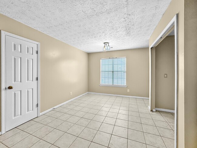 Building Photo - Charming 3-bed, 2-bath home located in the...