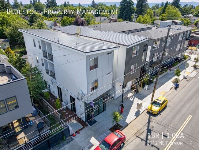 Building Photo - 5042 NE Fremont-4
