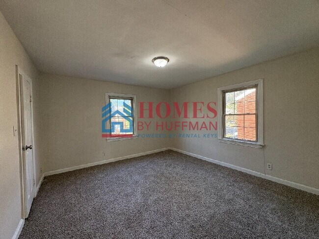 Building Photo - Two Bedroom Townhome | Fenced in Back Yard