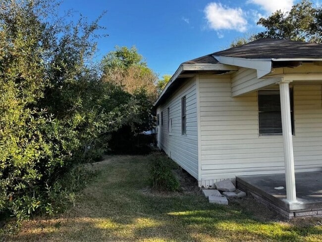 Building Photo - 1648 W Rev Dr Ransom Howard St